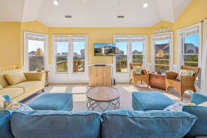 Televisión, reproductor de DVD, futbolito y libros 