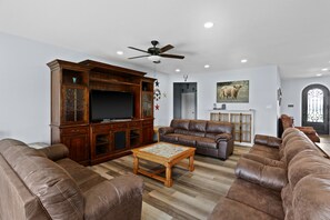 Smart TV, chimenea, futbolito y tenis de mesa 