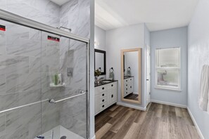 Shower, hair dryer, towels, soap - Perfect Home for Lg Groups, Travelers w/kids, Bonus 5k sqft Venue for Events!  (Joshua)