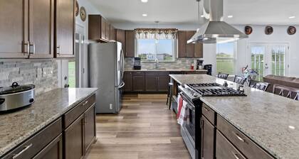 Perfect Home for Lg Groups, Travelers w/kids, Bonus 5k sqft Venue for Events!