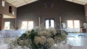 Un'ampia sala con soffitto alto e un lampadario.