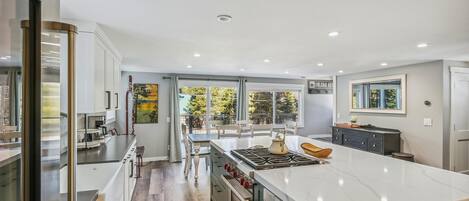 冷蔵庫、電子レンジ、オーブン、コンロ