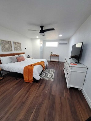 Room - Spacious 4 BR Home Near River Walk - 6 min drive (San Antonio)