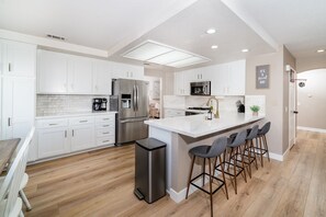 Køleskab, mikrobølgeovn, ovn, kogeplade