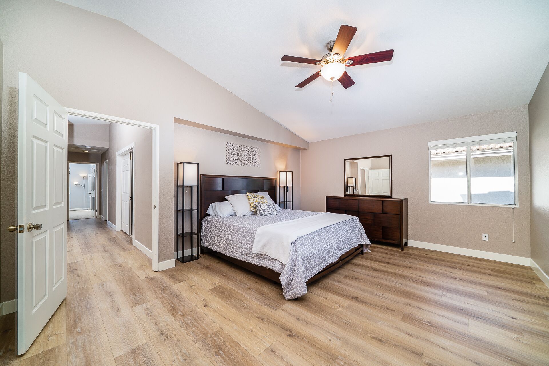 5 chambres, bureau, fer et planche à repasser, lit parapluie