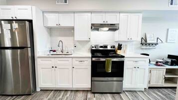 Een koelkast, een magnetron, een oven, een kookplaat