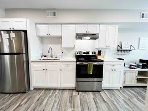 Fridge, microwave, oven, stovetop - Central+RemoteWork+Ext Stay Discts+Min2Beach (Corpus Christi)