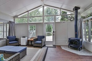 Interior - Asheville Hideaway: Hot Tub & Trail Access (Asheville)