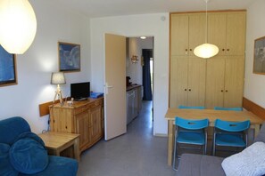 Living area - Ski-in/ski-out & foot of the slopes, 6th floor, view ski slopes, balcony, tv, ski locker, 28m² (Le Dévoluy)