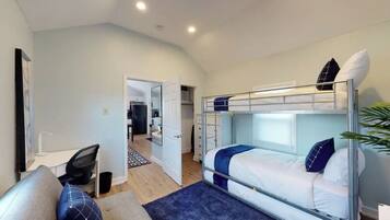 2 makuuhuonetta, työpöytä, silitysrauta/-lauta, vauvan matkasänky