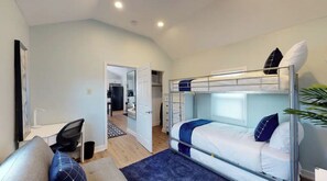 2 makuuhuonetta, työpöytä, silitysrauta/-lauta, vauvan matkasänky