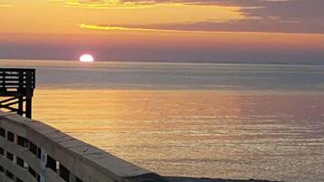 Rannalla, aurinkotuoleja, rantapyyhkeitä