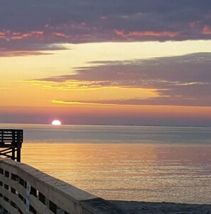 Rannalla, aurinkotuoleja, rantapyyhkeitä