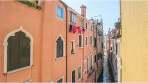 A narrow Venetian canal flanked by colorful buildings with arched windows and balconies. - Chic, Newly Renovated Apartment in the Best Location in Town (Venice)
