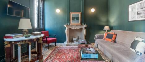 Smart-TV, peis og bøker