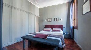 2 Schlafzimmer, Schreibtisch, Bügeleisen/Bügelbrett, Reisekinderbett