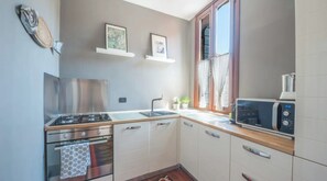 Frigorifero, microonde, forno, piano cottura