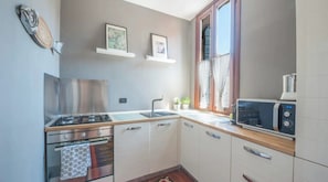 Frigorifero, microonde, forno, piano cottura
