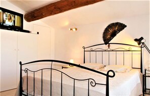 4 bedrooms, iron/ironing board, travel cot, WiFi