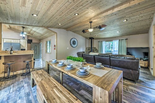Sleepy Bear Cabin in Ruidoso: Deck & Yard Games!