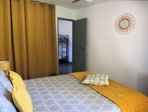 3 bedrooms, iron/ironing board, travel crib, bed sheets