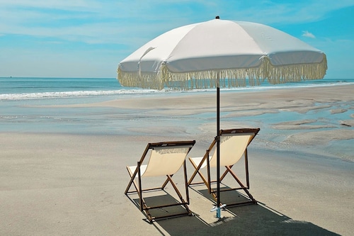 Studio with preserve views-large balcony-kitchen-community pool & hot tub