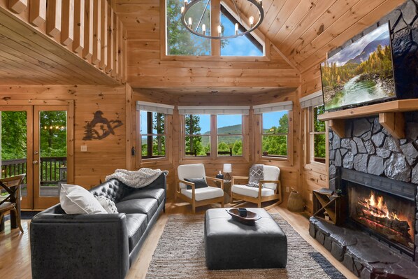 Smart TV, caminetto, videogiochi