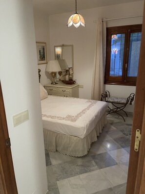 3 slaapkamers, een strijkplank/strijkijzer, gratis wifi, beddengoed