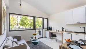 A modern apartment with a living room, kitchenette, and dining area. - Molène - Cosy, à quelques minutes du centre-ville (Rennes)