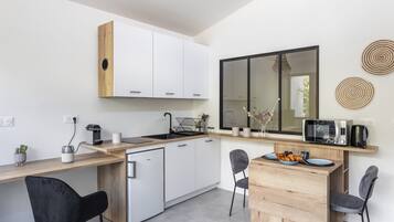 Réfrigérateur, micro-ondes, cafetiÚre/bouilloire, grille-pain