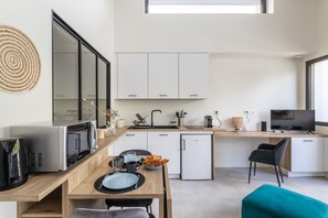 Kjøleskap, mikrobølgeovn, kaffetrakter/tekoker og brødrister