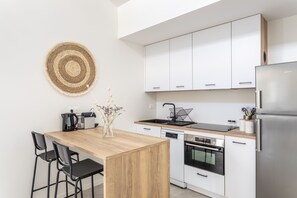 Kjøleskap, mikrobølgeovn, oppvaskmaskin og kaffetrakter/tekoker