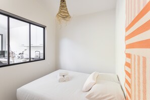 1 slaapkamer, een strijkplank/strijkijzer, gratis wifi, beddengoed
