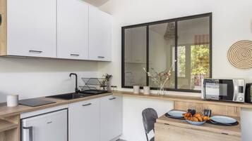 Réfrigérateur, micro-ondes, cafetiÚre/bouilloire, grille-pain