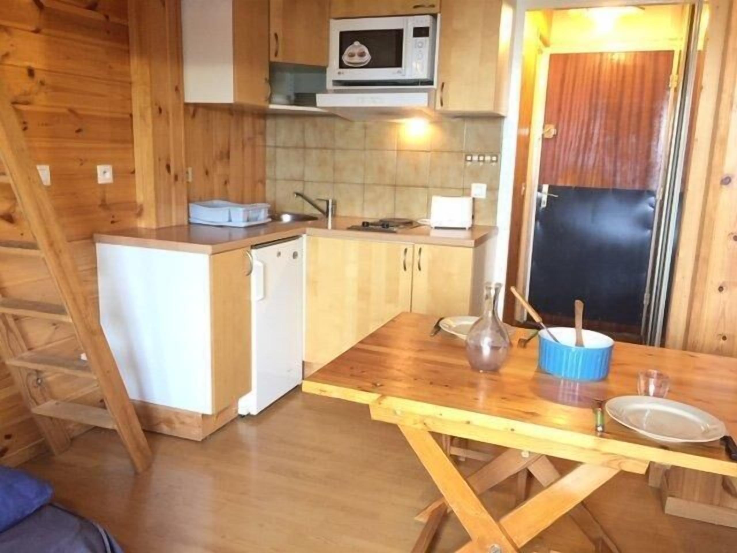 Fridge, microwave, oven, coffee/tea maker