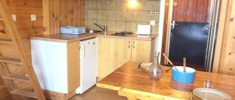 Køleskab, mikrobølgeovn, ovn, kaffe-/temaskine