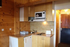 Kühlschrank, Mikrowelle, Ofen, Wasserkocher mit Kaffee-/Teezubehör