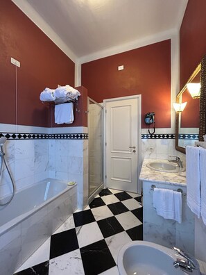 Suite studio Deluxe | Salle de bain | Douche cascade, articles de toilette (gratuits), séchoir à cheveux