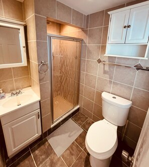 Shower, hair dryer, towels, toilet paper - Cozy Studio close to Manhattan (North Bergen)