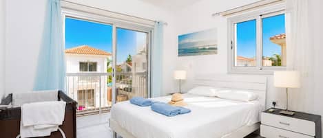 3 habitaciones, tabla de planchar con plancha, wifi y ropa de cama