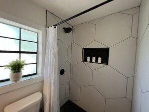 Badewanne, Haartrockner, Handtücher, Seife
