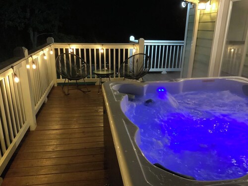 Cozy Cottage~Hot Tub+Fire Pit+Grill~WiFi~Near AVL!