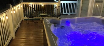 Cozy Cottage~Hot Tub+Fire Pit+Grill~WiFi~Near AVL!