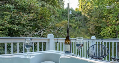 Hot Tub+Fire Pit, WiFi, Close to AVL+Burnsville! Perfect Location! Easy Access!