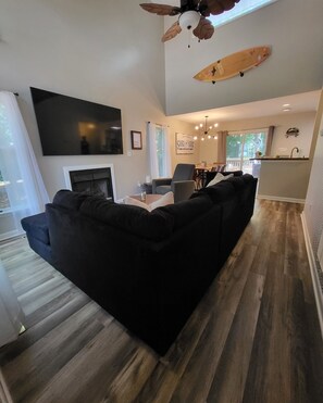 Smart TV, fireplace, Hulu, streaming services - Sand & Surf @ 9 Stonemeadow OCEAN PINES (Berlin)