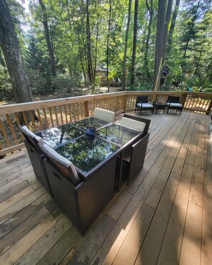 Outdoor dining - Sand & Surf @ 9 Stonemeadow OCEAN PINES (Berlin)