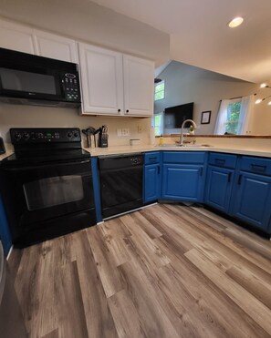 Fridge, microwave, oven, stovetop - Sand & Surf @ 9 Stonemeadow OCEAN PINES (Berlin)