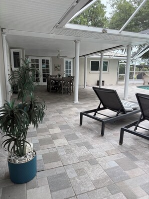 Outdoor dining - Luxury home&heated private pool mins drive to Siesta Key & Downtown Sarasota. (Sarasota)