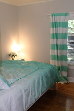 2 室のベッドルーム、アイロン / アイロン台、WiFi (無料)、ベッドシーツ