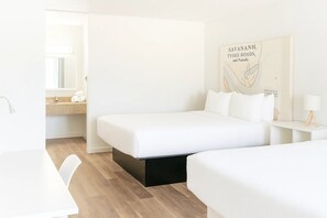 Standaard kamer | Een bureau, een laptopwerkplek, een strijkplank/strijkijzer, gratis wifi